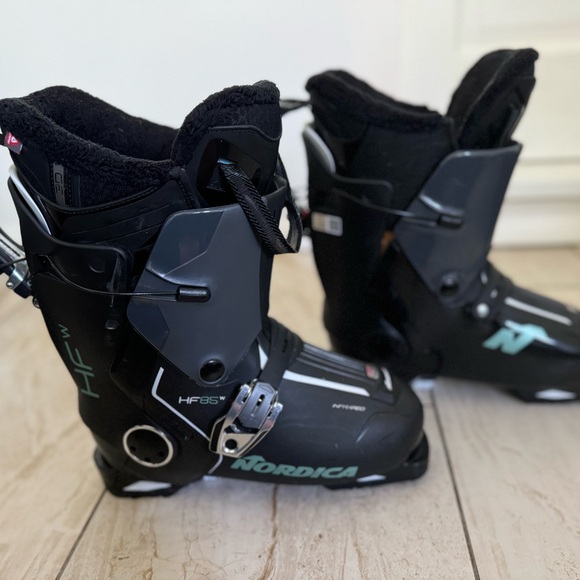 Top NOTCH Womans ski set up!! practically new bought jan2024!! Max 28hrs of use - Picture 11 of 16